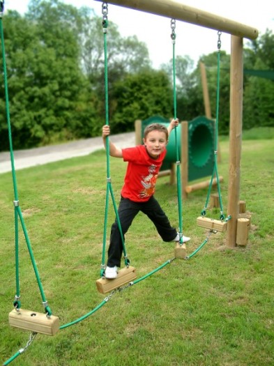 Swinging Steps X4-Park-Grass-01