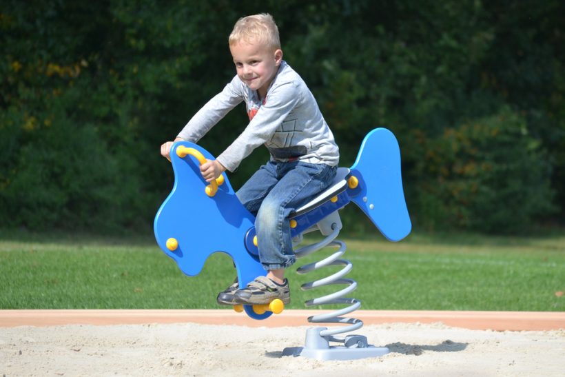 child children barn børn kind kinder closeup nærbillede nahaufnahme springer vippedyr federwippgeräte, ,